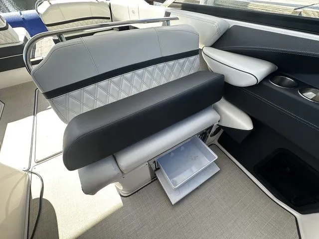 Slide: The Image of Regal 2800 Bowrider 2023 - 18