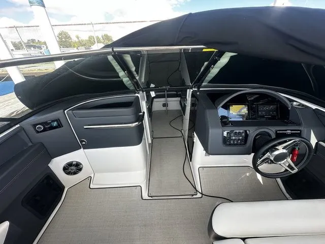 Slide: The Image of Regal 2800 Bowrider 2023 - 20