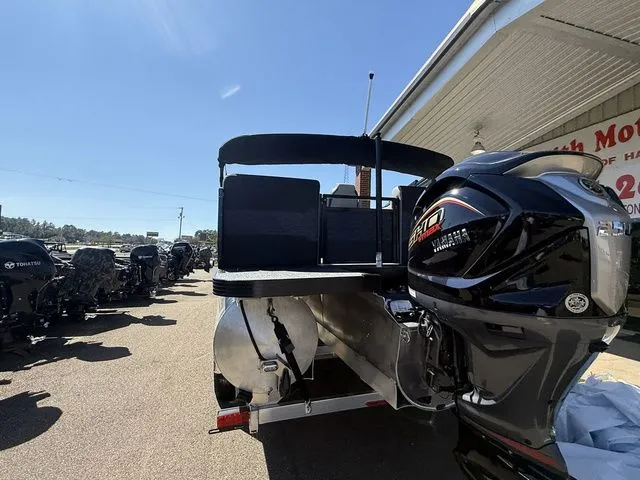 Slide: The Image of Veranda vr235rc 2026 - 8