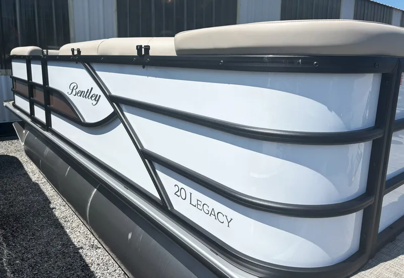 The Image of Bentley Pontoons Legacy 200 Cruise 2026 - 1