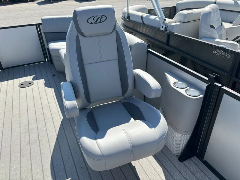 Slide: The Image of Bentley Pontoons Legacy 223 Navigator 2026 - 10