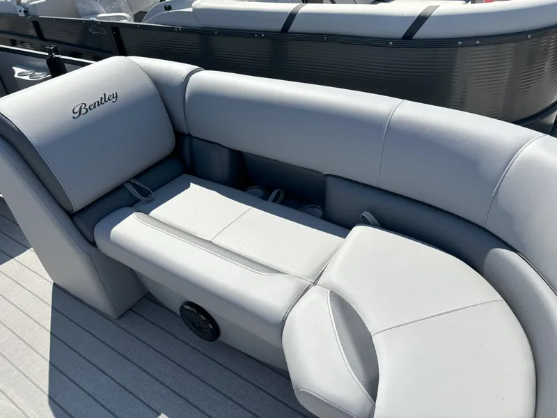 Slide: The Image of Bentley Pontoons Legacy 223 Navigator 2026 - 20