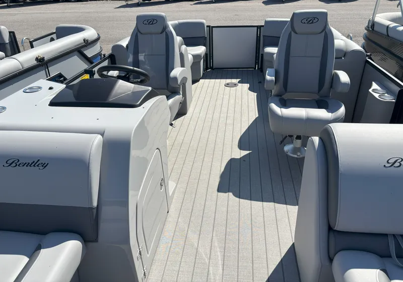 Slide: The Image of Bentley Pontoons Legacy 223 Navigator 2026 - 5