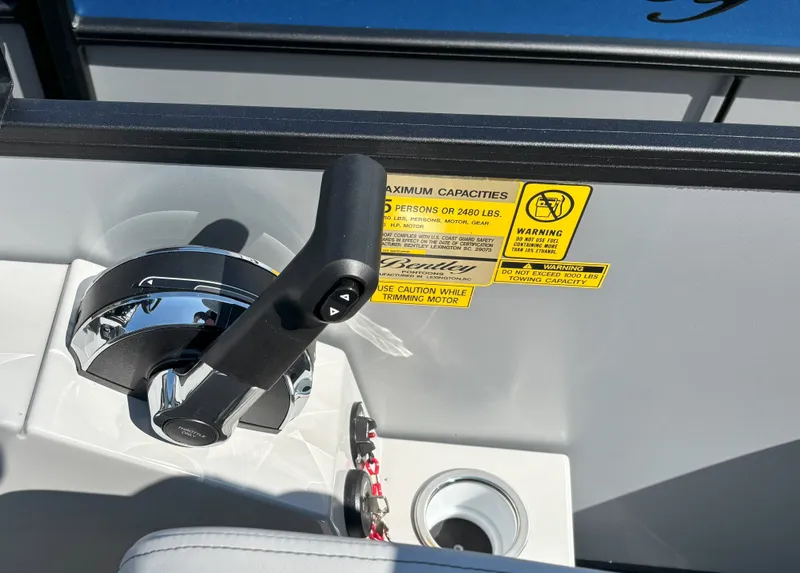 Slide: The Image of Bentley Pontoons Legacy 223 Navigator 2026 - 9