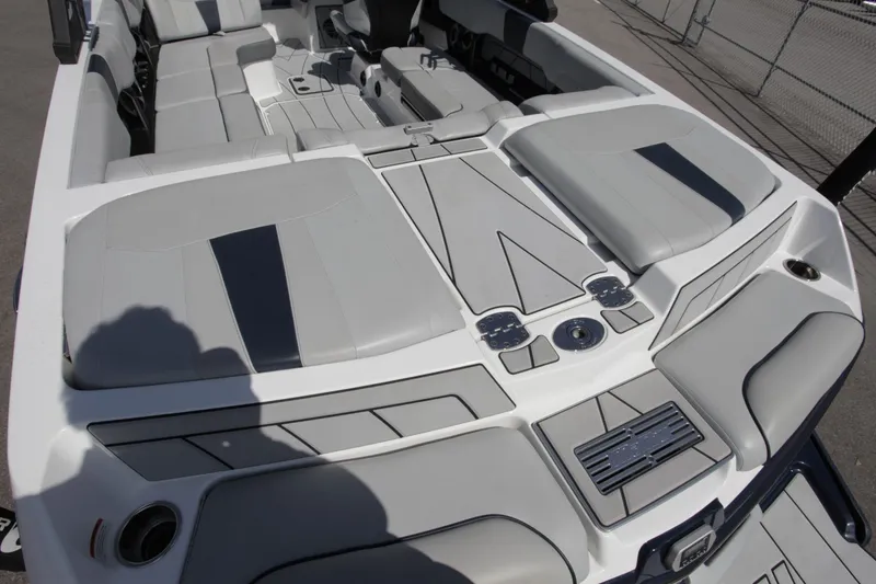 Slide: The Image of Malibu Wakesetter 23 LSV 2021 - 16