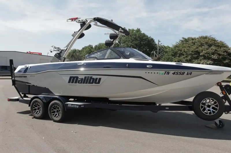 Slide: The Image of Malibu Wakesetter 23 LSV 2021 - 2
