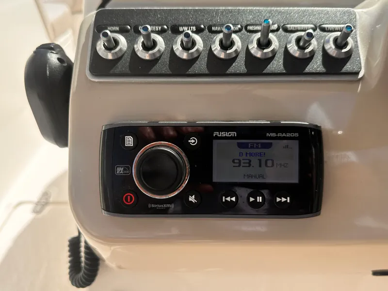 Slide: The Image of Boston Whaler 270 VANTAGE 2018 - 11