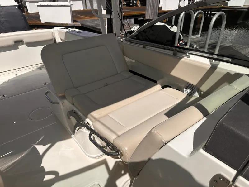 Slide: The Image of Boston Whaler 270 VANTAGE 2018 - 13