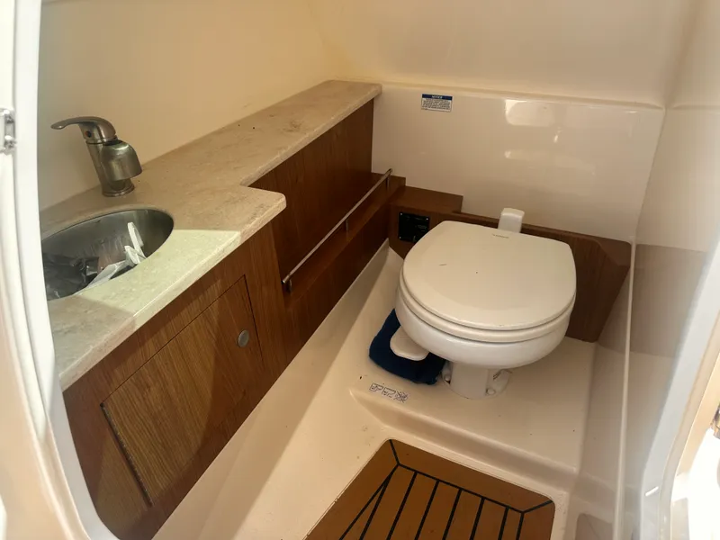 Slide: The Image of Boston Whaler 270 VANTAGE 2018 - 23