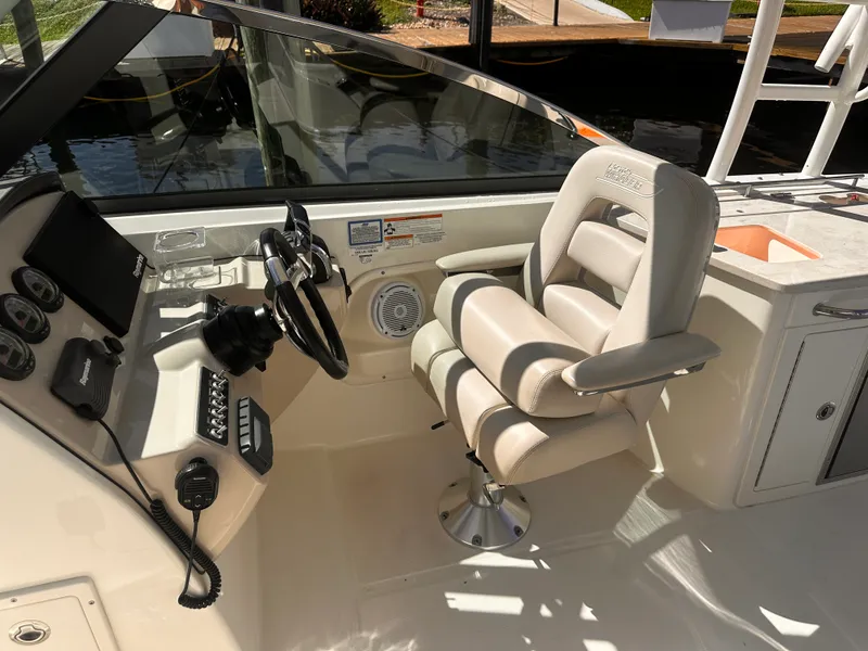 Slide: The Image of Boston Whaler 270 VANTAGE 2018 - 5