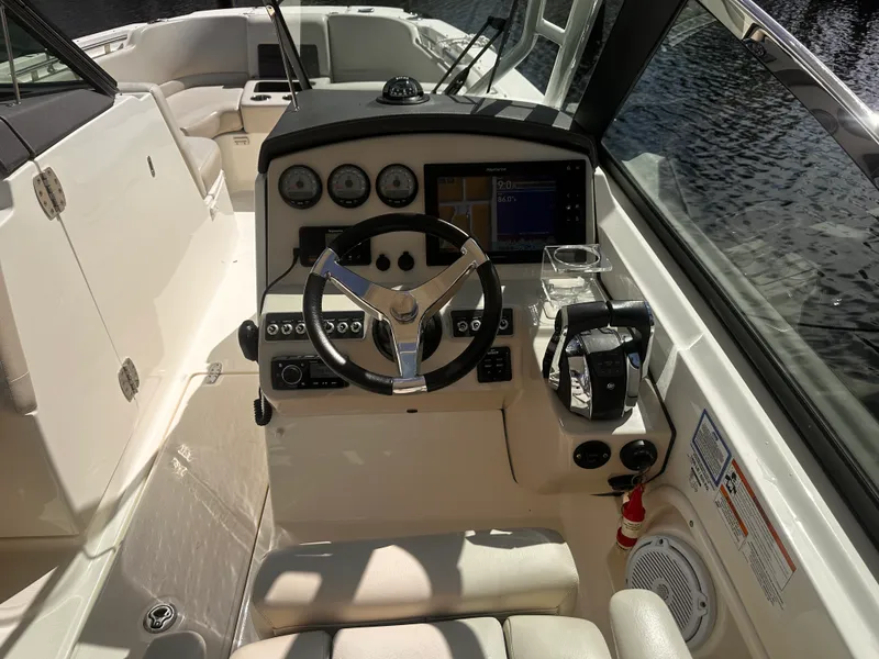 Slide: The Image of Boston Whaler 270 VANTAGE 2018 - 6
