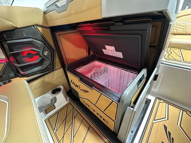 Slide: The Image of Tigé Ultré 25ZX 2026 - 17