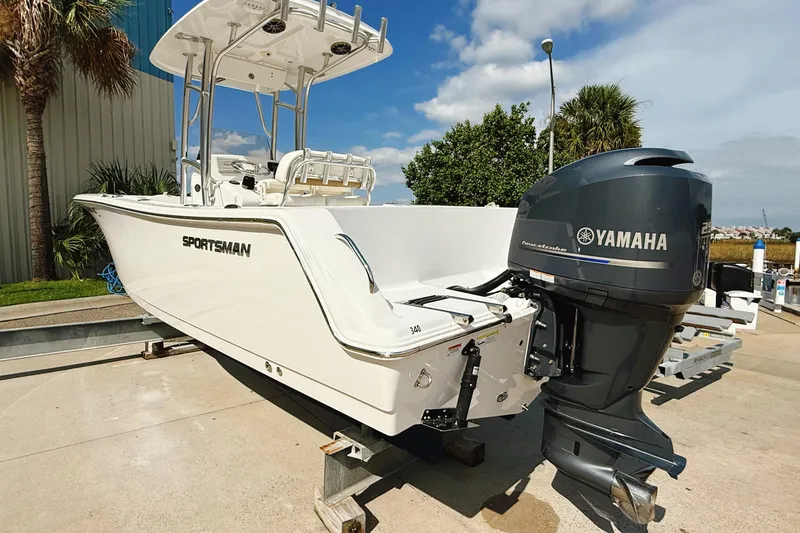 Slide: The Image of 2015 Sportsman Heritage 231 Center Console boat with Yamaha outboard motor. - 27
