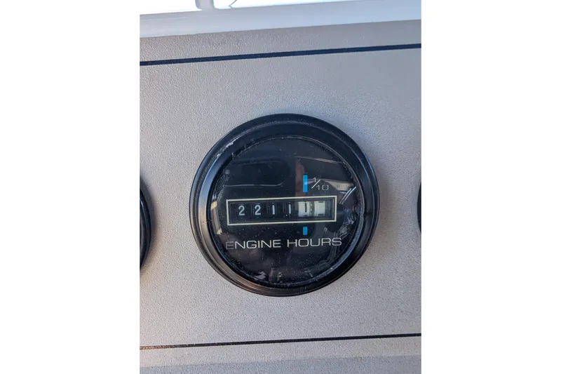 Slide: The Image of White seating area on a 1998 Carver 445 Aft Cabin Motor Yacht. - 38