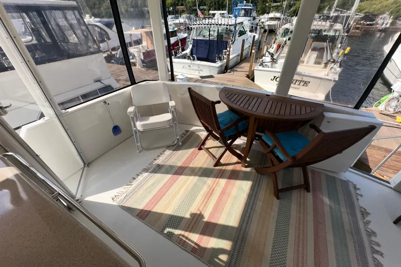 Slide: The Image of Control panel of a 1998 Carver 445 Aft Cabin Motor Yacht with navigation equipment. - 43