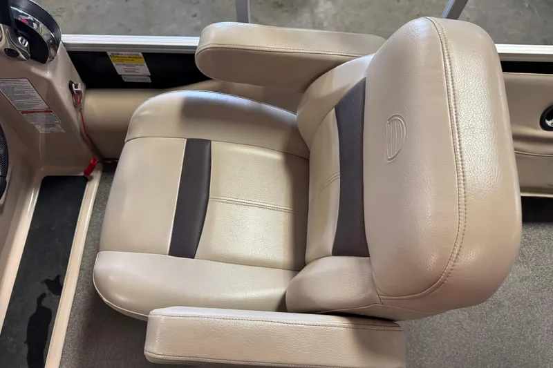 Slide: The Image of Beige captain's chair on 2018 Sun Tracker SportFish 22 XP3 boat. - 14