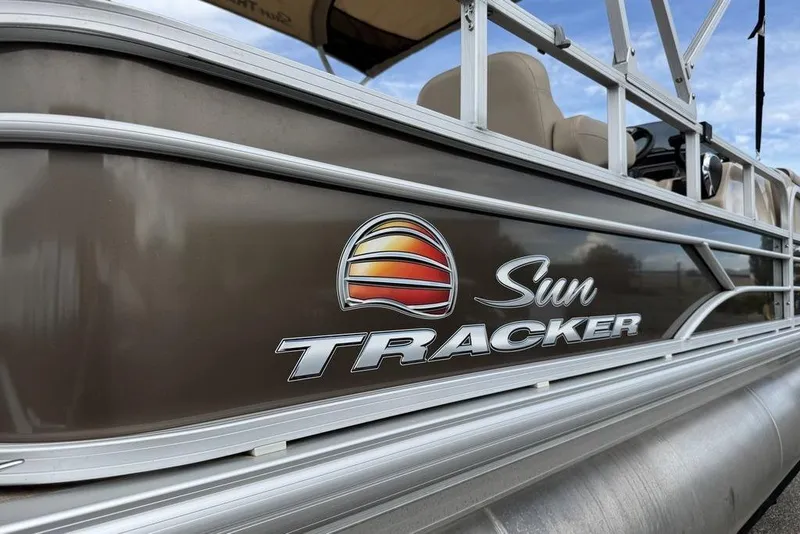 Slide: The Image of 2018 Sun Tracker SportFish 22 XP3 boat, close-up of logo and railing. - 17
