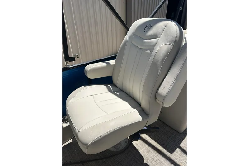 Slide: The Image of Captain's chair on 2020 Cypress Cay Seabreeze 232 pontoon boat, featuring white upholstery. - 17