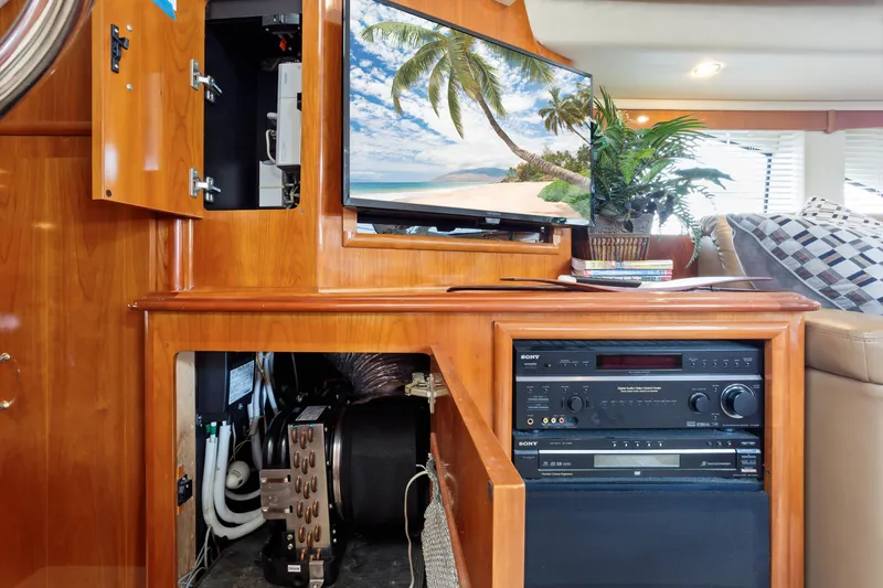 Slide: The Image of Interior of 2005 Carver 466 Motor Yacht with entertainment system and tropical decor. - 28