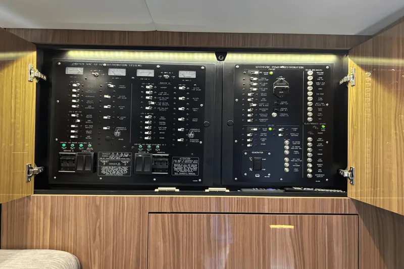 Slide: The Image of Cruisers Yachts 60 Cantius 2024 - 36