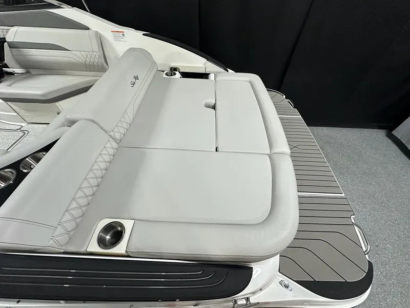 Slide: The Image of Sea Ray SLX 260 2026 - 10