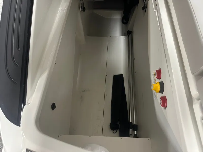 Slide: The Image of Sea Ray SLX 260 2026 - 19