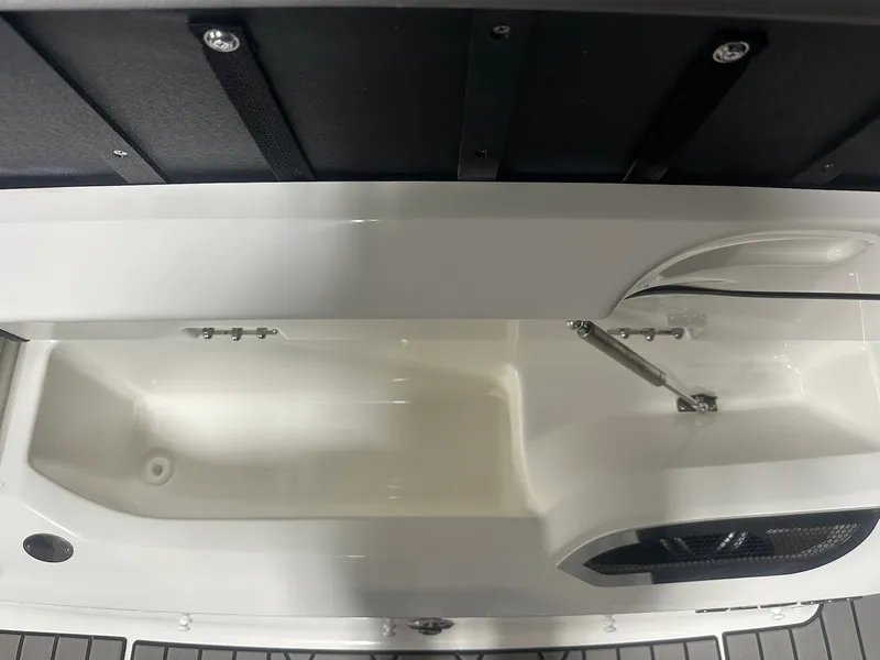 Slide: The Image of Sea Ray SLX 260 2026 - 23