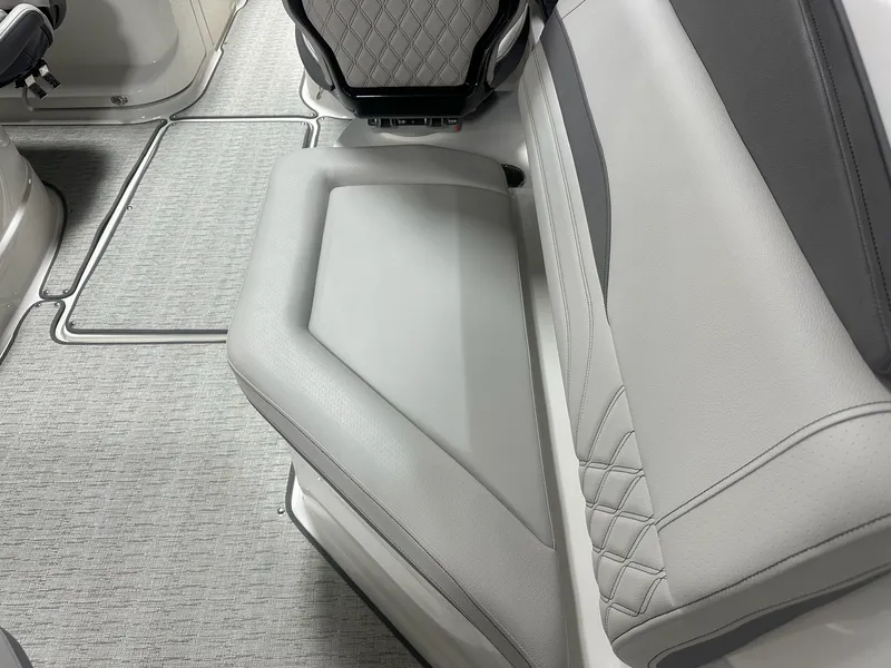Slide: The Image of Sea Ray SLX 260 2026 - 37