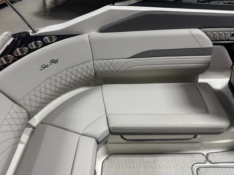 Slide: The Image of Sea Ray SLX 260 2026 - 46