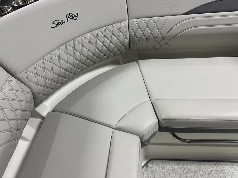Slide: The Image of Sea Ray SLX 260 2026 - 47