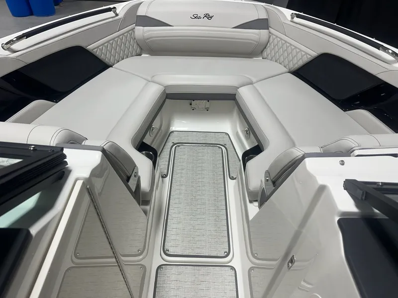 Slide: The Image of Sea Ray SLX 260 2026 - 80