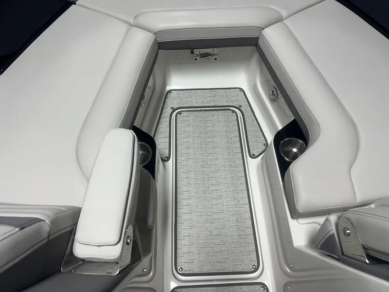 Slide: The Image of Sea Ray SLX 260 2026 - 82