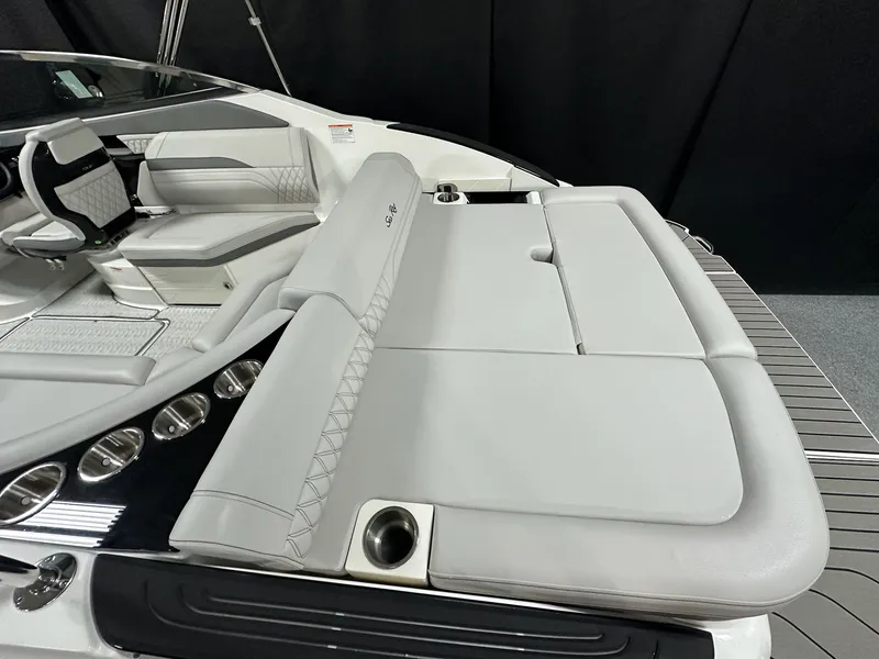 Slide: The Image of Sea Ray SLX 260 2026 - 9