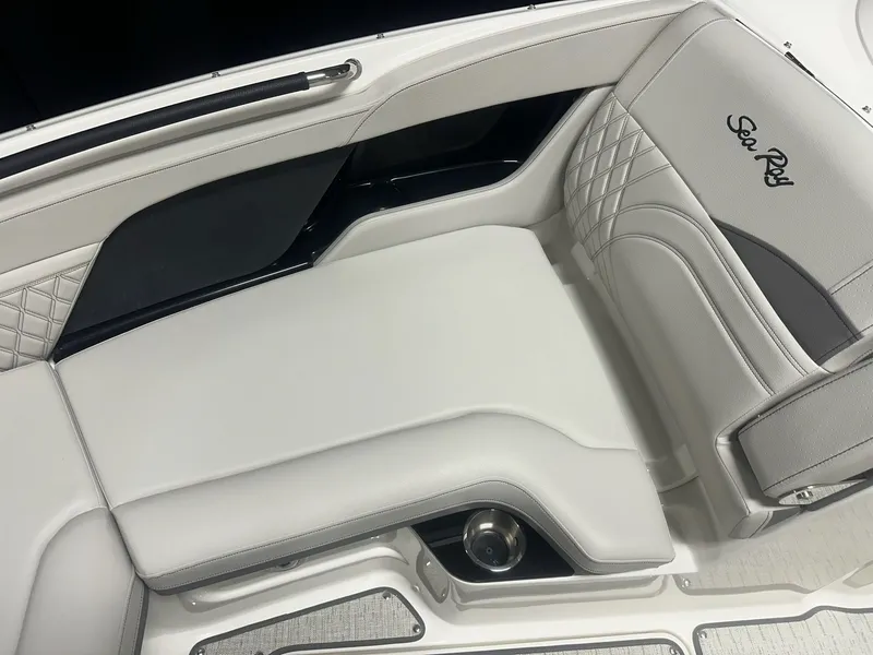 Slide: The Image of Sea Ray SLX 260 2026 - 92