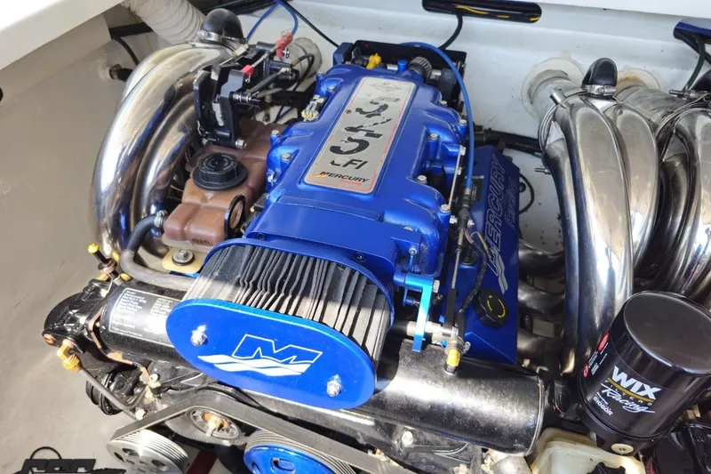 Slide: The Image of 2007 Donzi 35 ZR engine, featuring a powerful Mercury 525 EFI motor. - 85