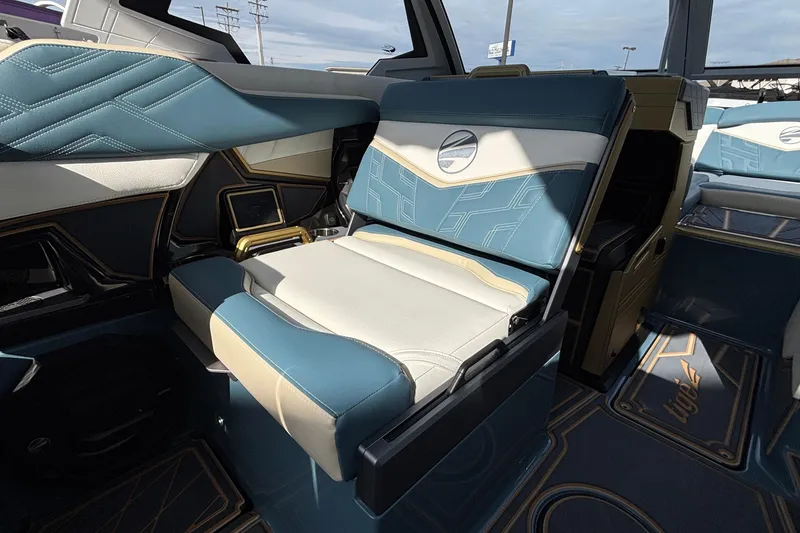 Slide: The Image of 2026 Tigé Ultré 25ZX interior with luxurious blue and white seating design. - 39