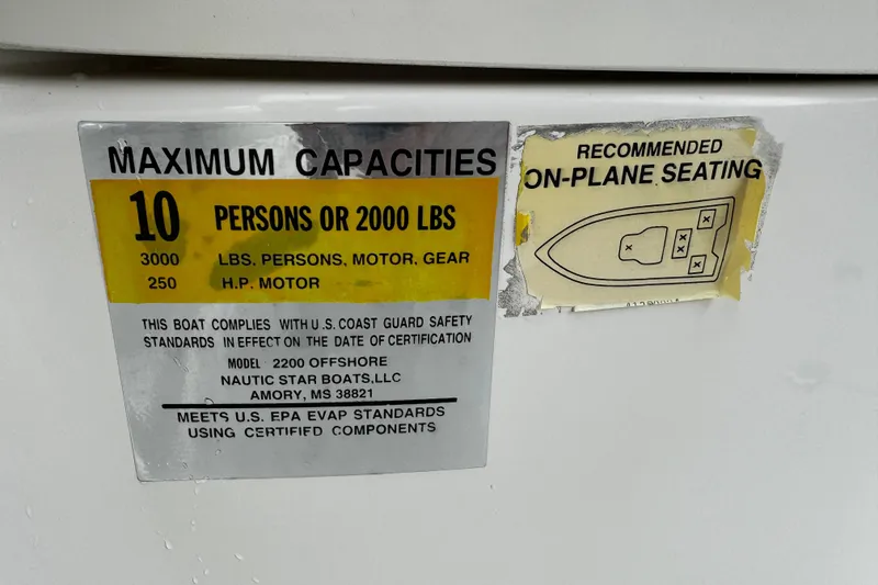Slide: The Image of 2019 NauticStar 22 XS Offshore capacity label, 10 persons or 2000 lbs, seating diagram. - 27