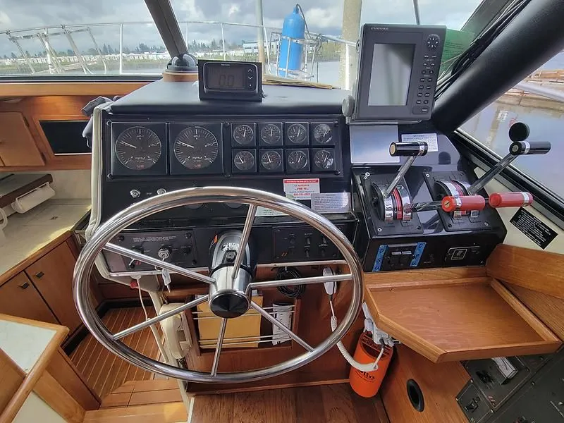 Slide: The Image of Bayliner 3288 Motoryacht 1989 - 8