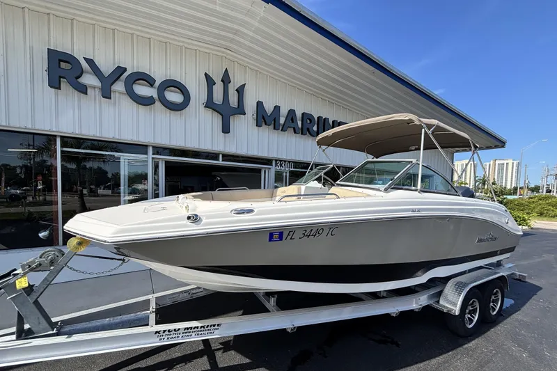 The Image of 2015 NauticStar 223 DC boat on trailer at Ryco Marine dealership. - 0