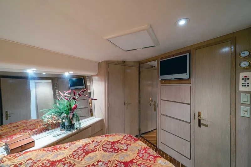 Slide: The Image of 1997 Hatteras 65 Convertible - Image 33 - 33