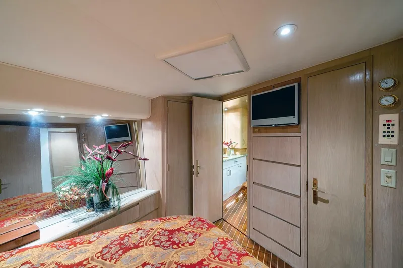 Slide: The Image of 1997 Hatteras 65 Convertible - Image 34 - 34