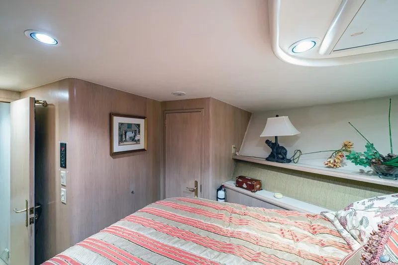 Slide: The Image of 1997 Hatteras 65 Convertible - Image 38 - 38