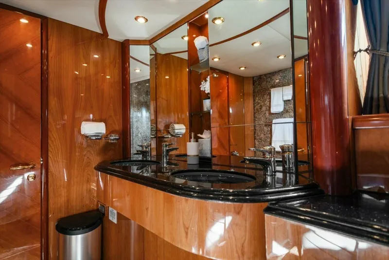 Slide: The Image of 2005 Sunseeker 82 Yacht - Image 27 - 27