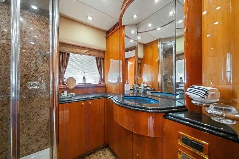 Slide: The Image of 2005 Sunseeker 82 Yacht - Image 31 - 31