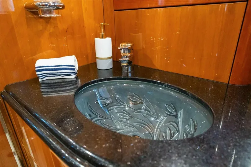 Slide: The Image of 2005 Sunseeker 82 Yacht - Image 37 - 37