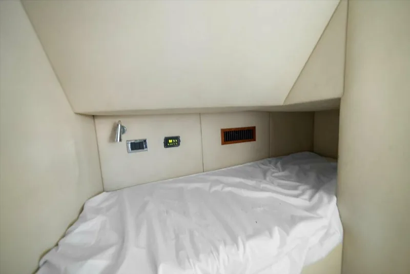 Slide: The Image of 2005 Sunseeker 82 Yacht - Image 61 - 61