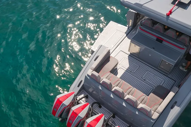 Slide: The Image of 2024 Midnight Express 52 Vitesse - Image 14 - 14