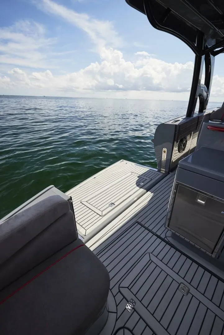 Slide: The Image of 2024 Midnight Express 52 Vitesse - Image 18 - 18