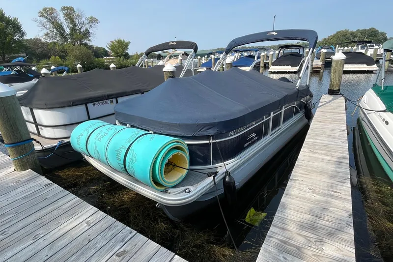 Slide: The Image of 2021 Bennington 21 SSBX pontoon boat docked with cover and aqua mat. - 4