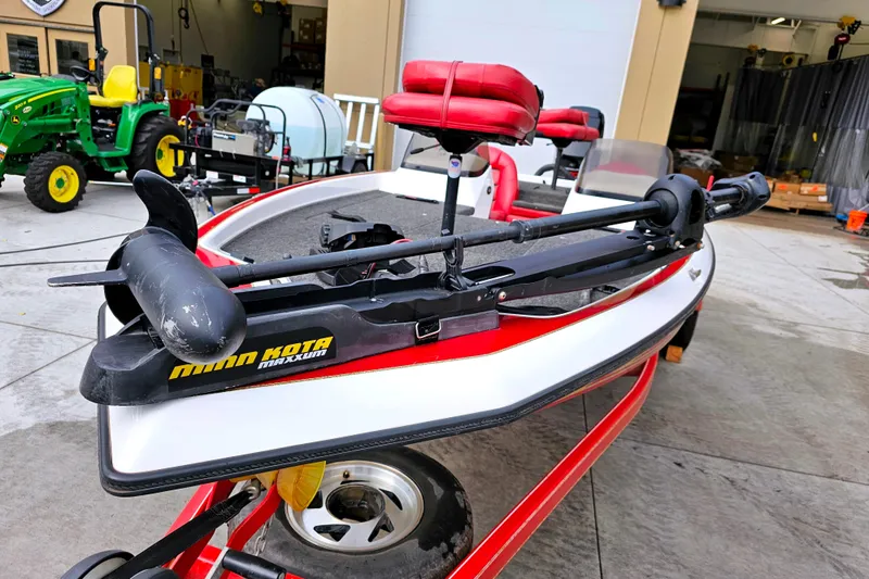 Slide: The Image of 1998 Champion 187 DLX Elite boat with Minn Kota Maxxum trolling motor in a garage setting. - 10